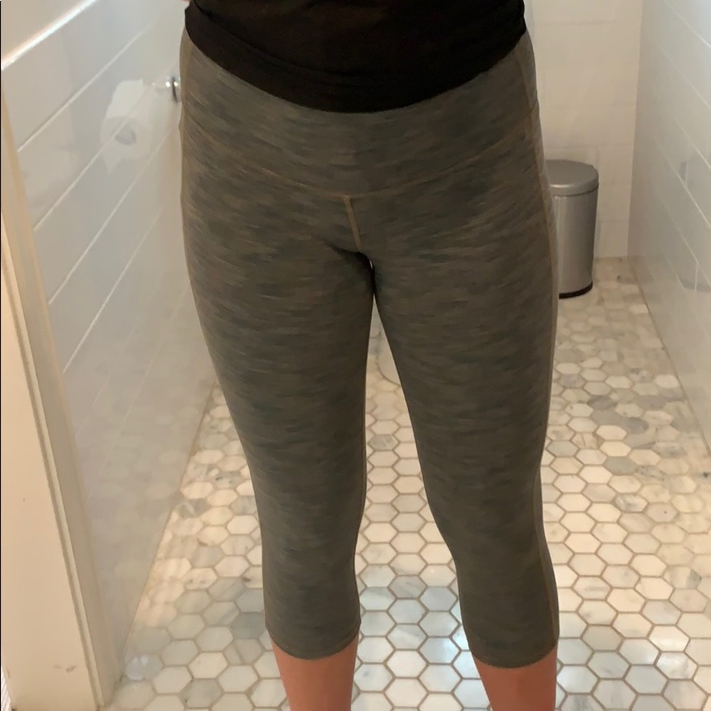 Cropped green leggings